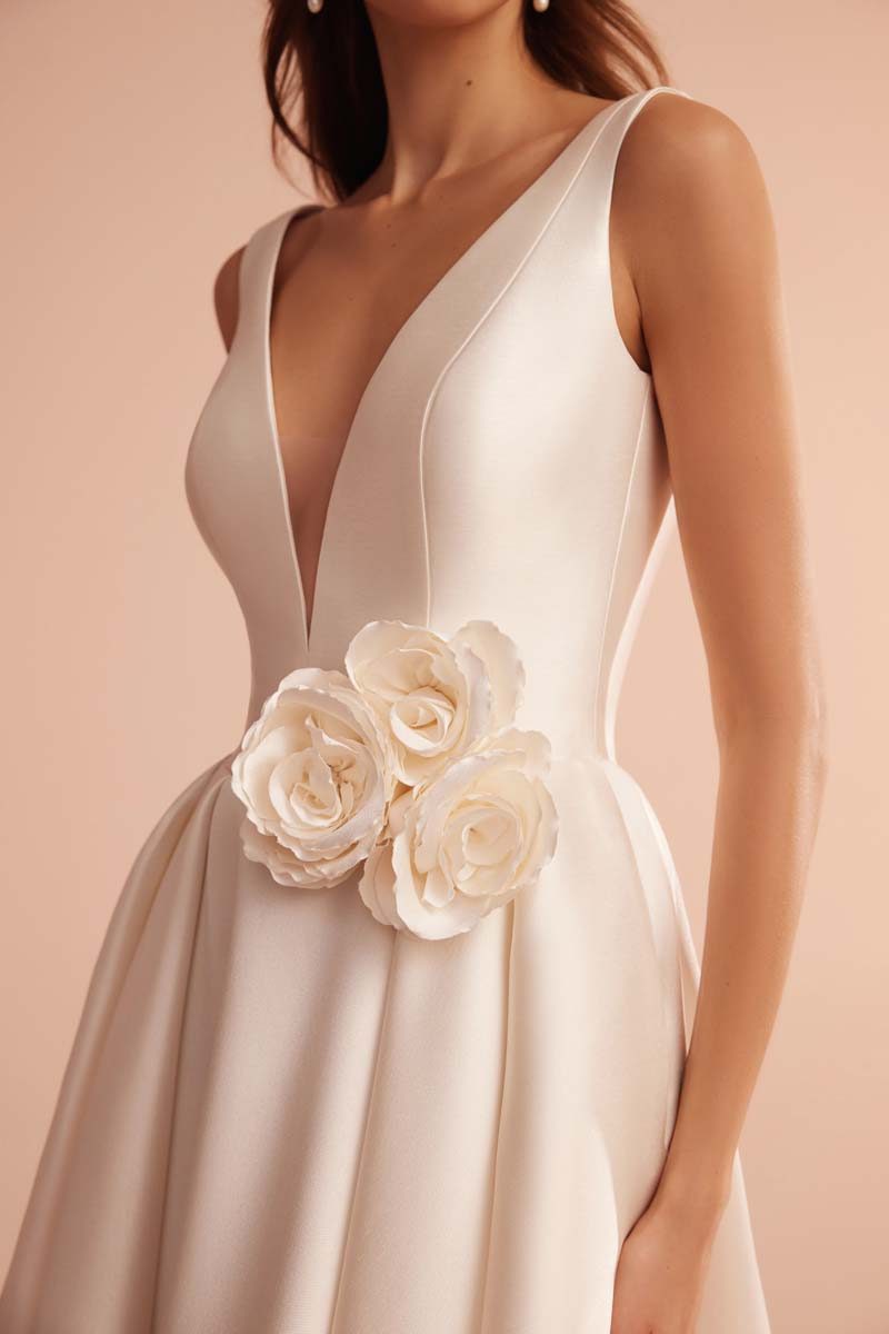 Dettaglio della scollatura con fiori dell’abito da sposa Ariamo modello L404