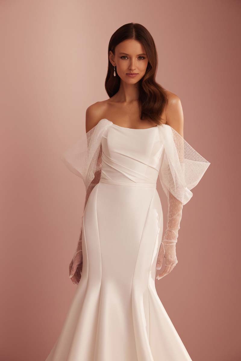 Abito da sposa Ariamo modello L403 a sirena con guanti in tulle