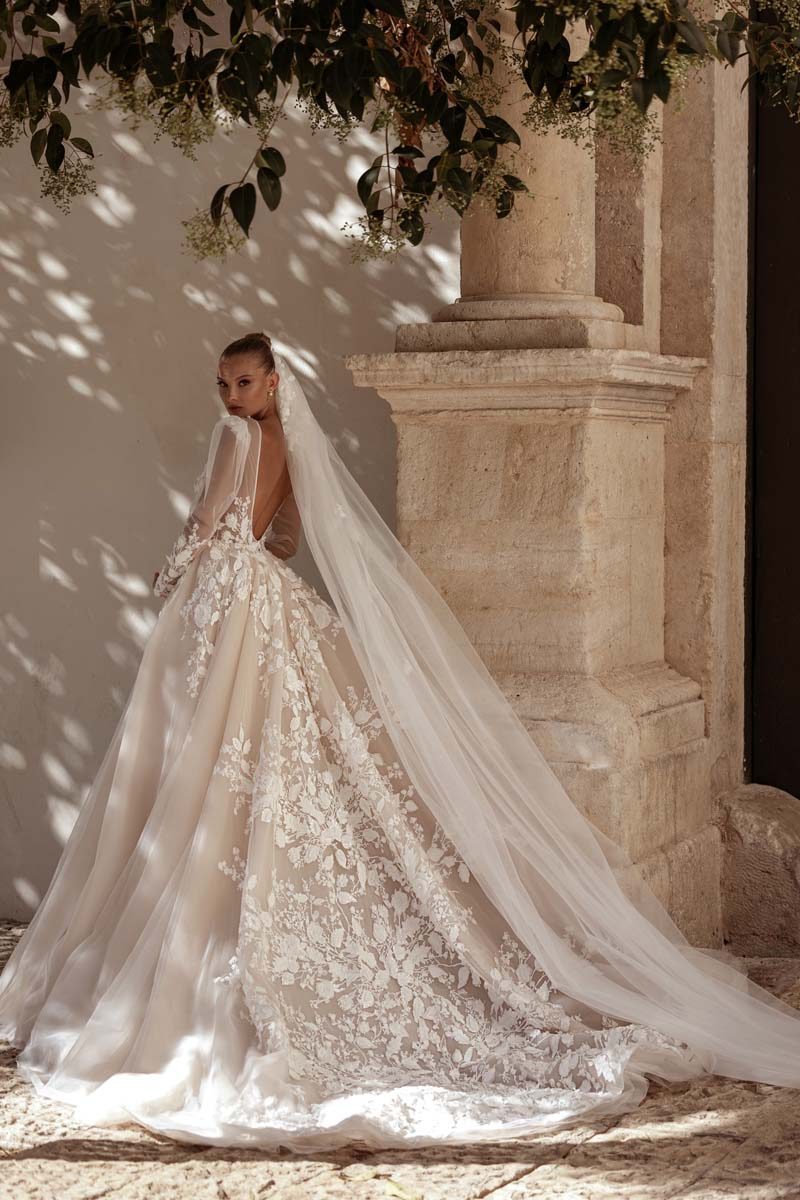 Abito da sposa Ariamo modello Acacia con velo lungo e strascico ricamato