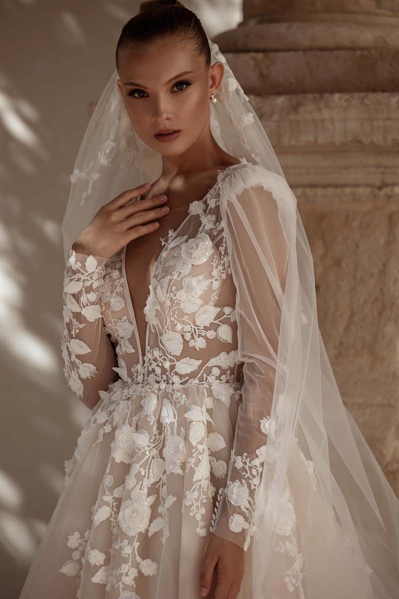 Corpetto in pizzo floreale con maniche trasparenti, abito da sposa Ariamo modello Acacia