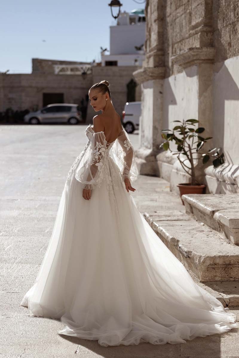 Abito da sposa Ariamo modello Anthurium in una piazza pugliese
