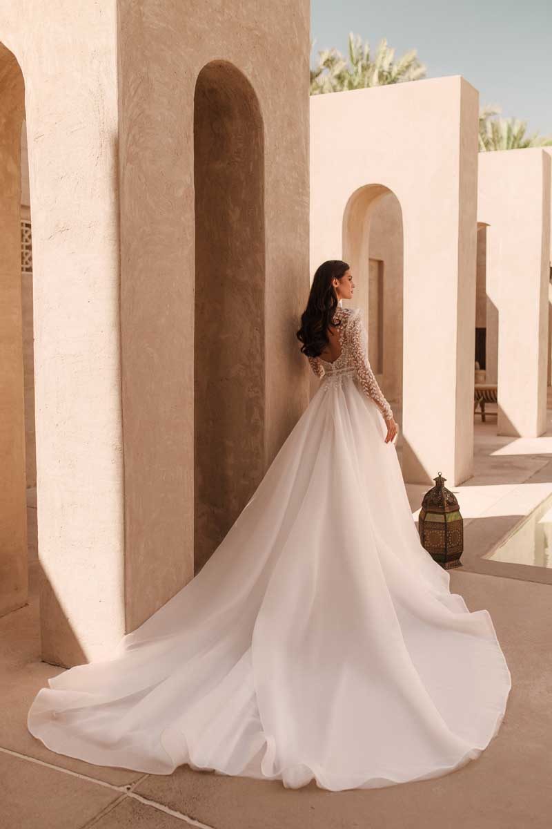 Abito da sposa Giovanna Alessandro modello Noelia visto di spalle, con strascico
