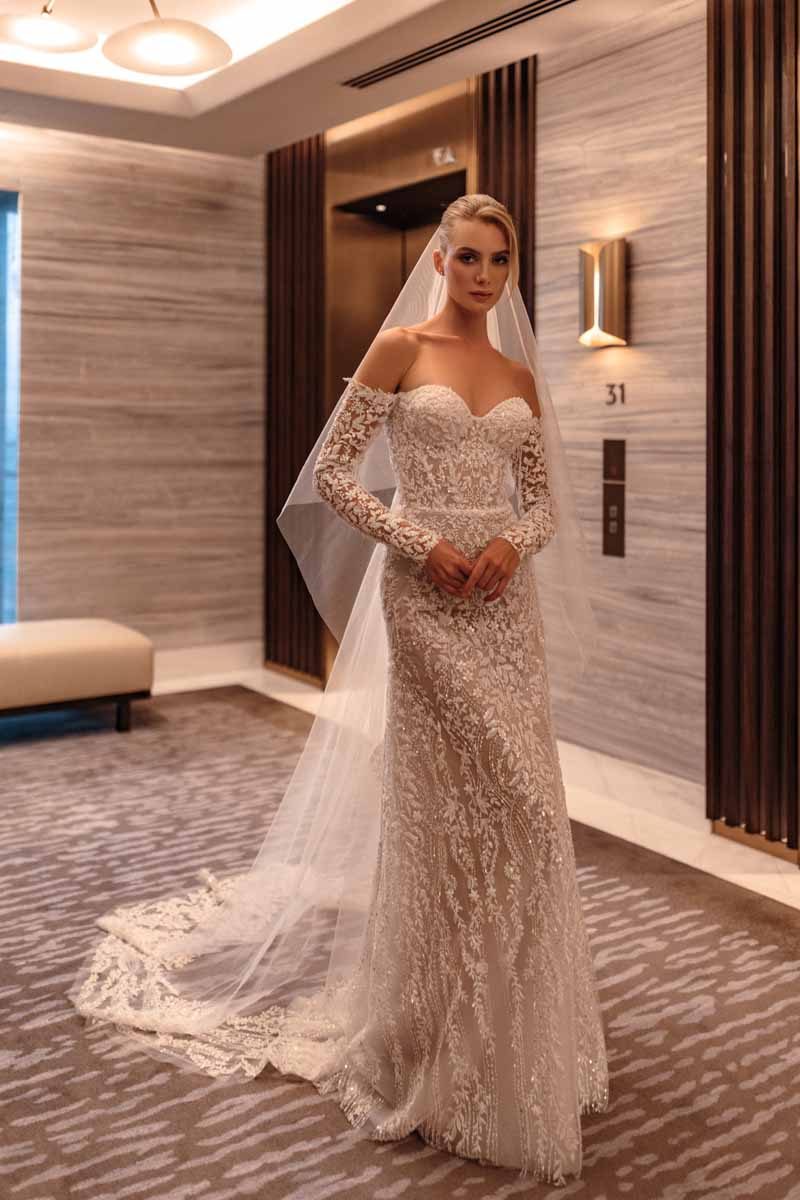 Abito da sposa Giovanna Alessandro modello Demetria, sirena in pizzo con velo