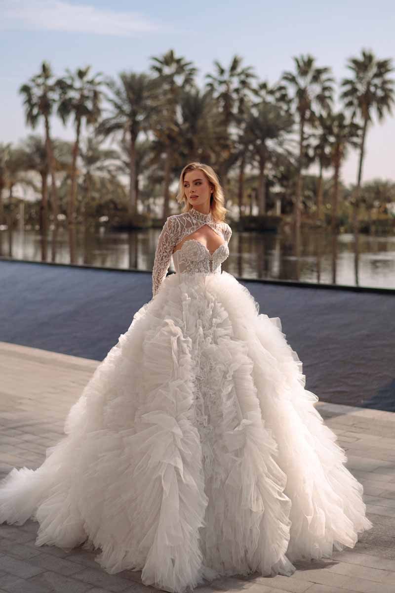 Abito da sposa Giovanna Alessandro modello Latona con gonna in tulle a piume, a bordo piscina