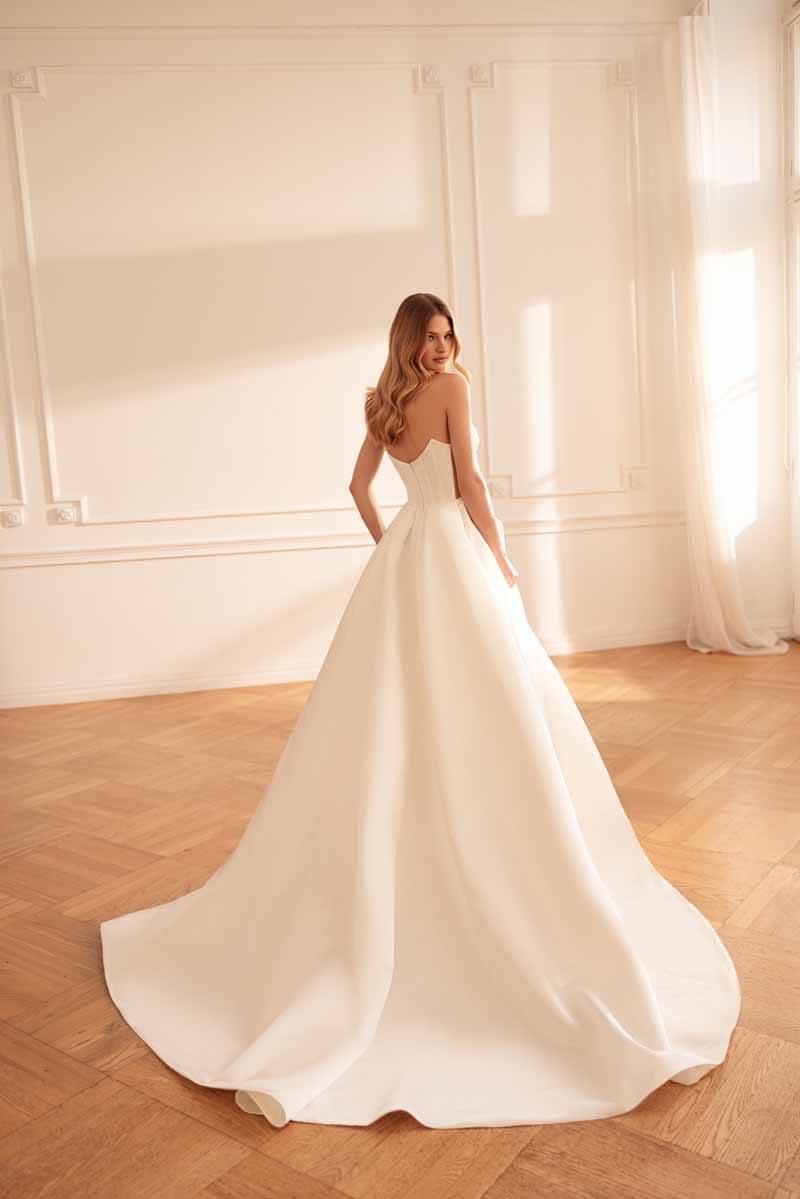 Abito da sposa Giovanna Alessandro modello Charmelle in mikado, visto di spalle