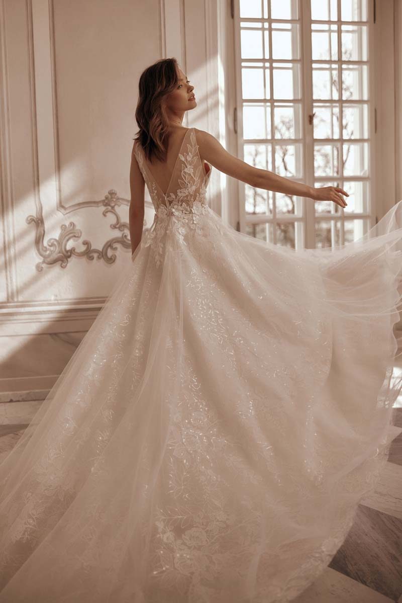 Abito da sposa MiaLavi modello 2539 visto di spalle, con strascico
