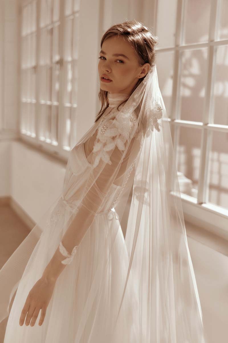 Abito da sposa MiaLavi modello 2552 con velo, visto di spalle
