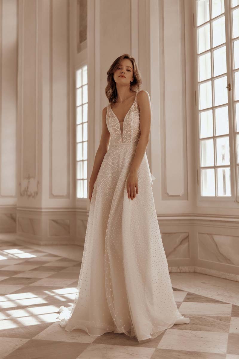 Abito da sposa MiaLavi modello 2544 con scollo a V profondo