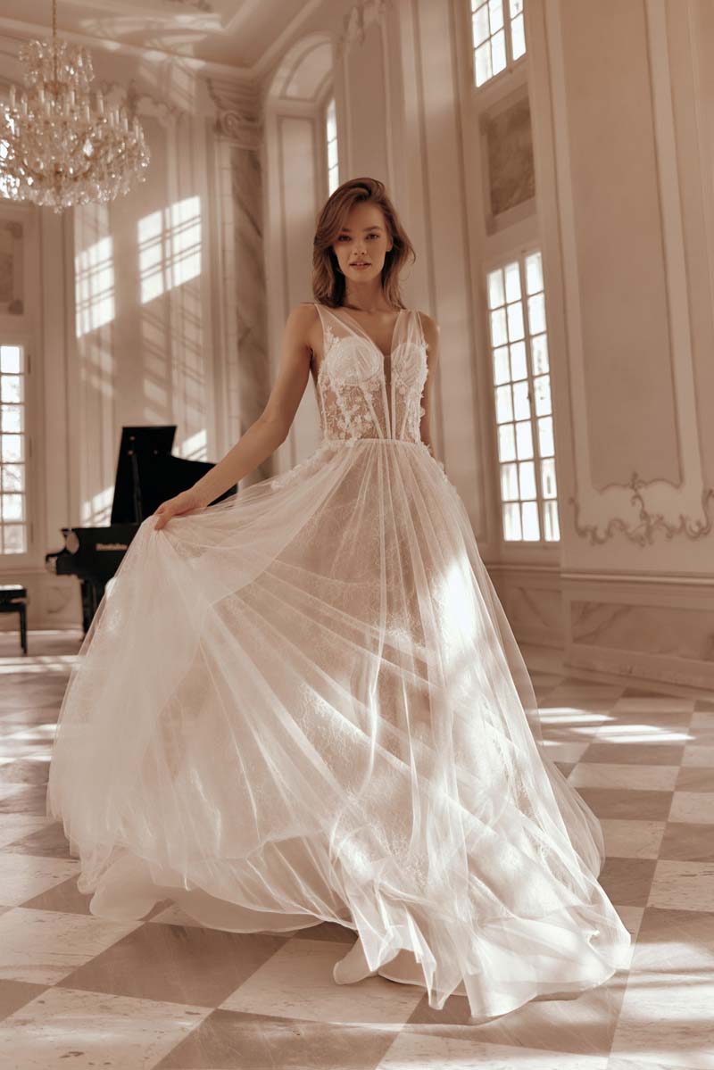 Abito da sposa MiaLavi modello 2545 in tulle leggero, in movimento