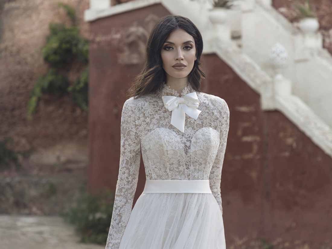 Corpetto in pizzo con fiocco al collo e maniche lunghe, abito da sposa Pietro De Mita
