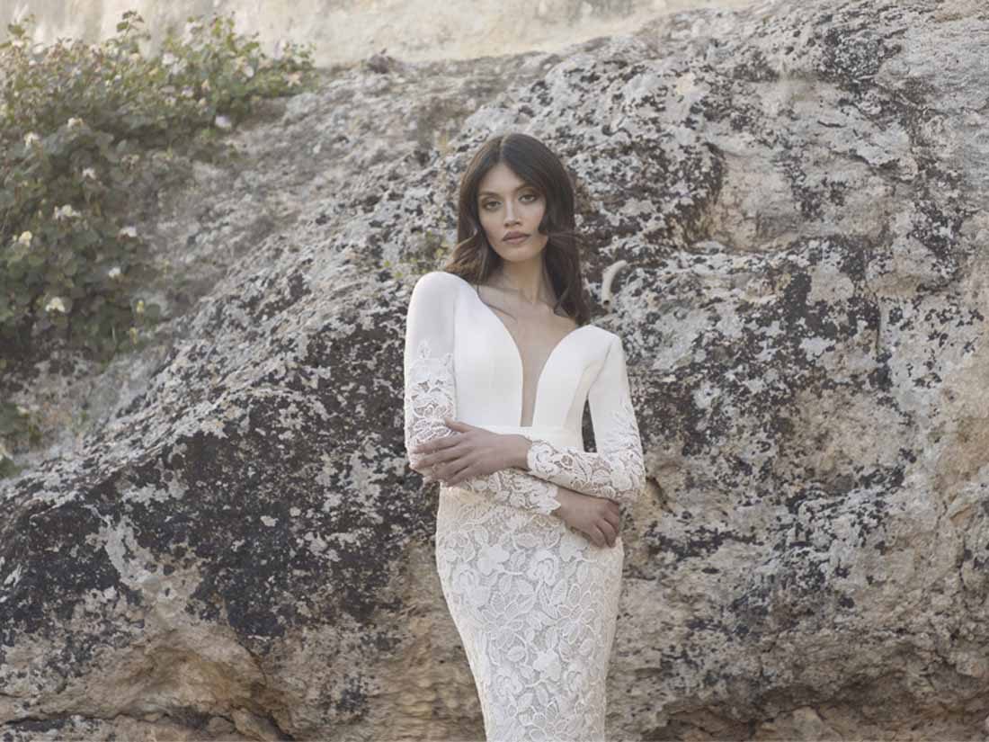 Abito da sposa Pietro De Mita a sirena con scollo profondo e maniche in pizzo