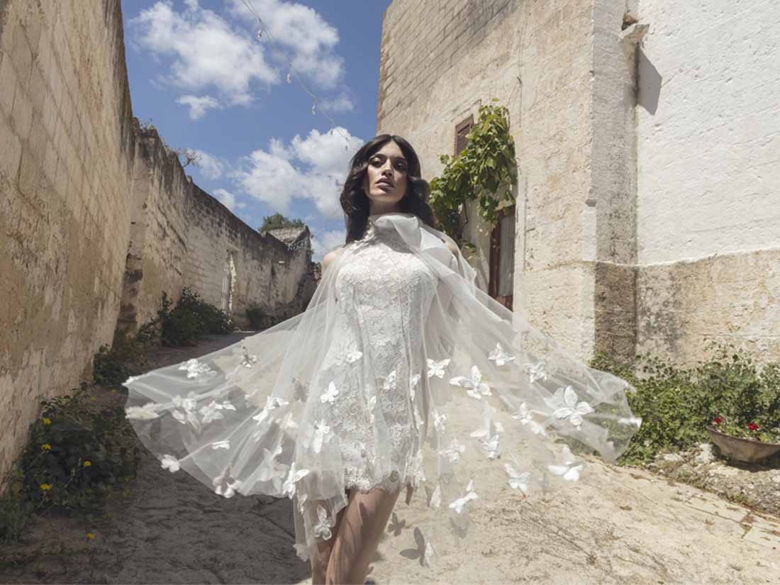 Abito corto da sposa Pietro De Mita con mantella in tulle e farfalle applicate
