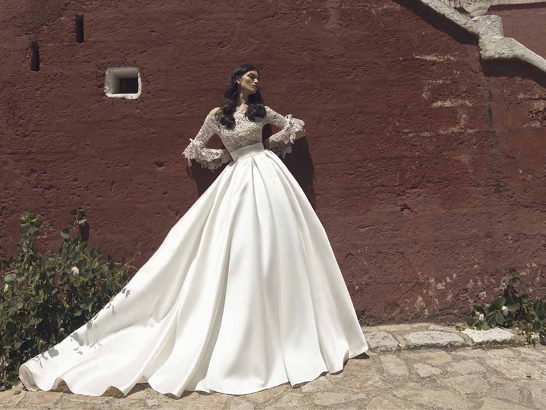 Abito da sposa Pietro De Mita in raso con gonna a ruota e maniche in pizzo