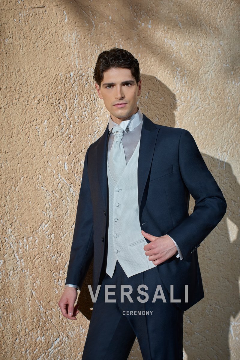 Sposo in abito blu notte Andrea Versali con gilet e plastron grigio perla
