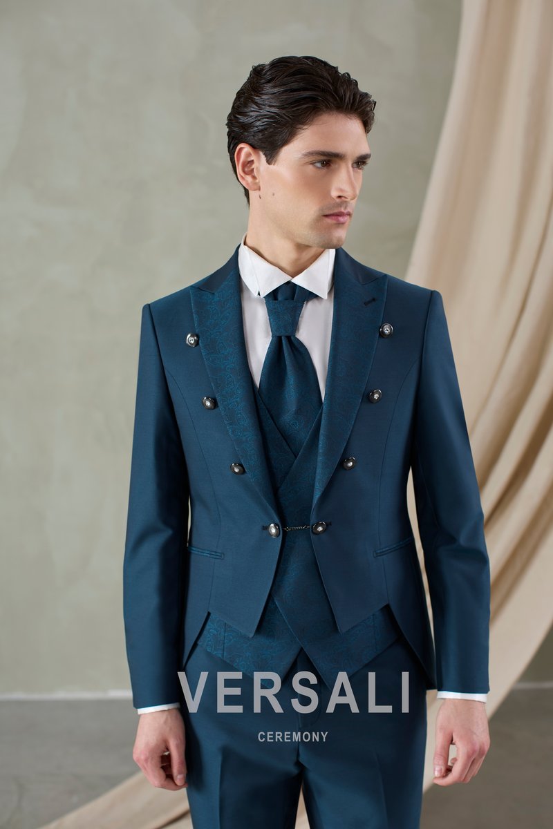 Sposo in abito tre pezzi blu petrolio Andrea Versali con alamari gioiello e plastron coordinato