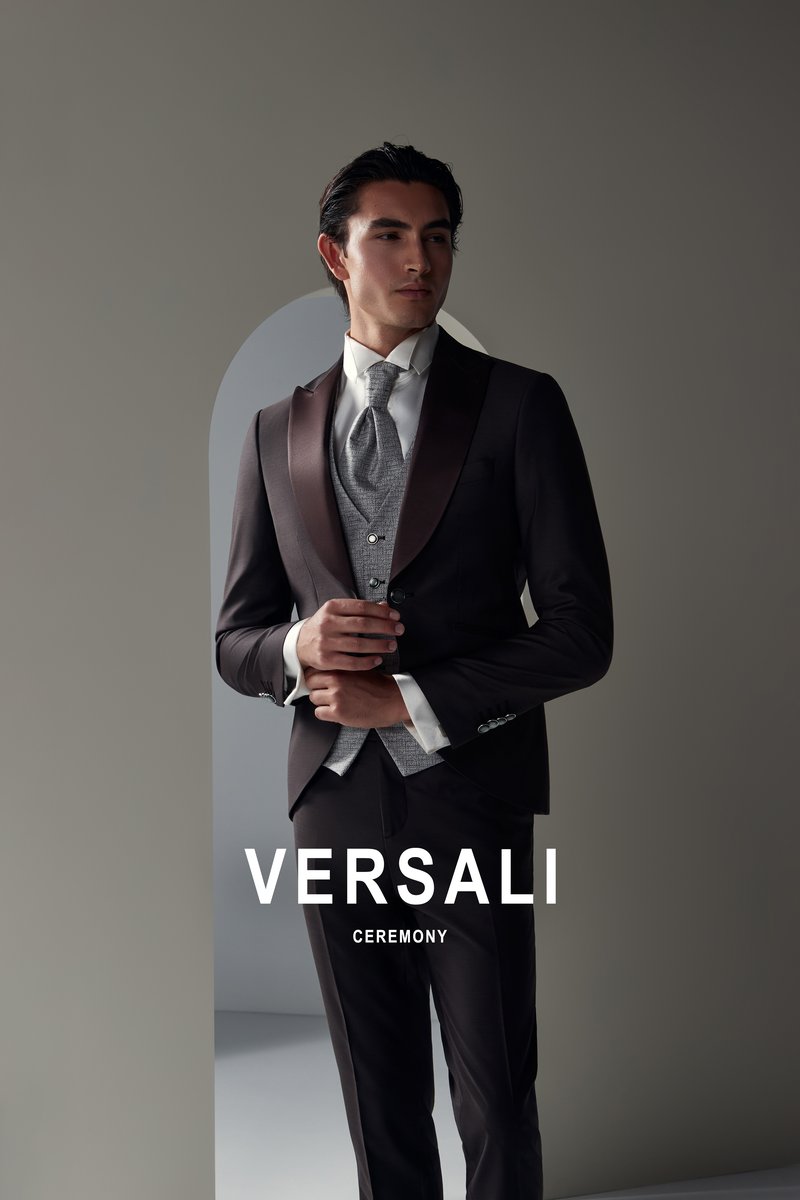 Sposo in abito nero Andrea Versali con revers in raso marrone e gilet grigio
