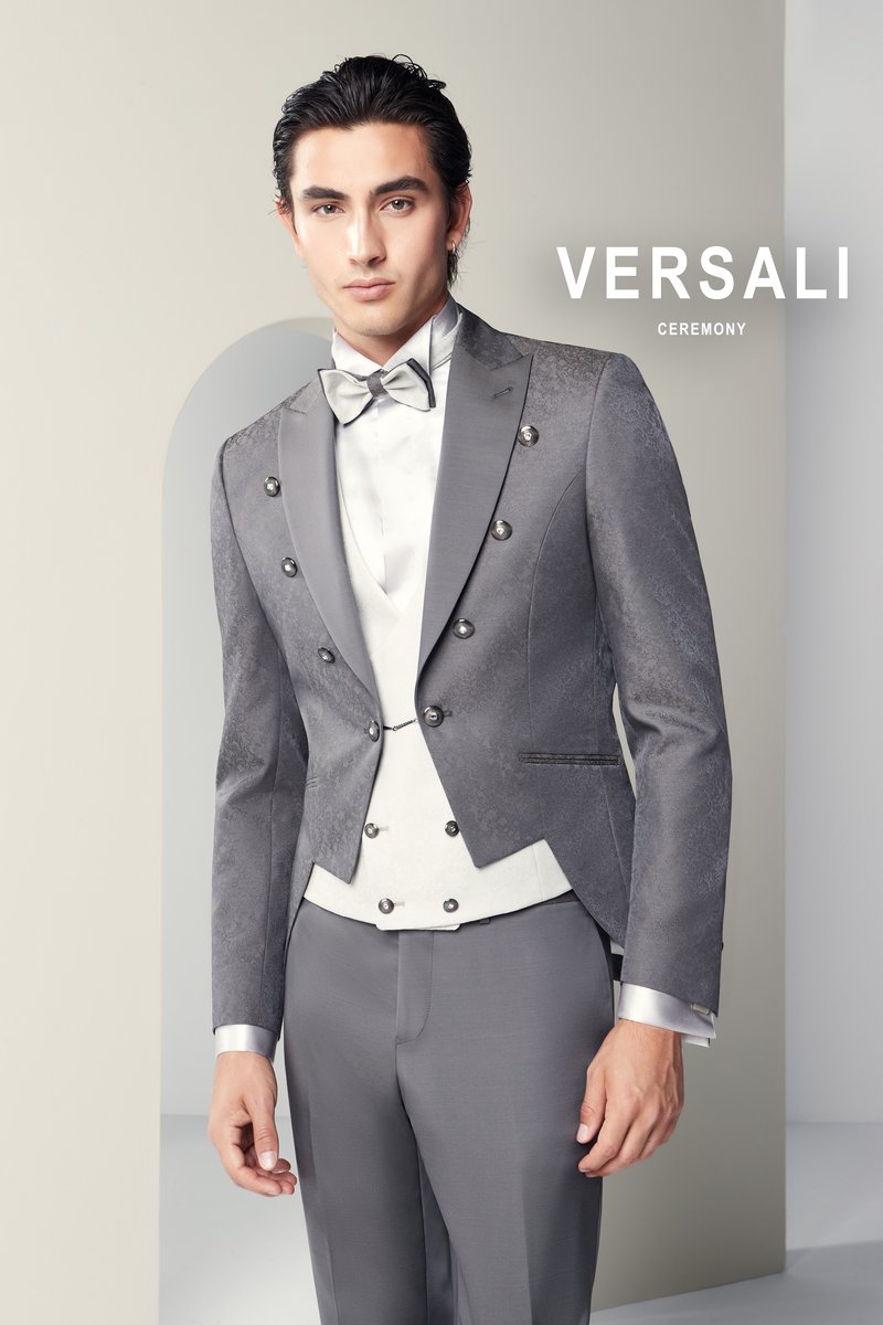 Sposo in tight grigio lavorato Andrea Versali con alamari, gilet avorio e papillon