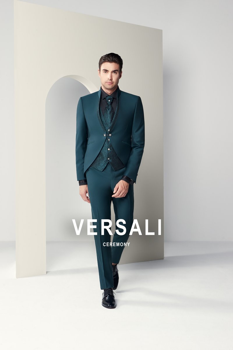 Sposo in abito tre pezzi verde petrolio Andrea Versali con camicia nera