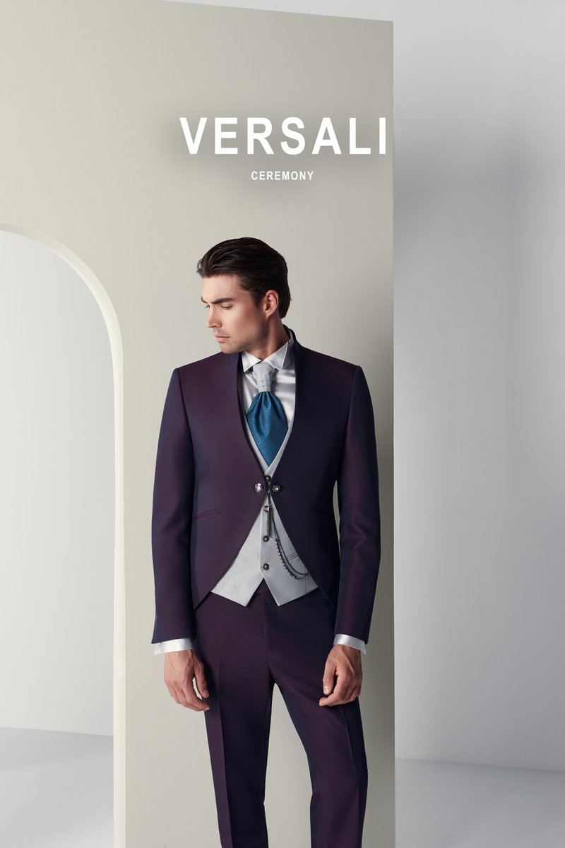 Sposo in abito prugna Andrea Versali con gilet grigio perla e plastron blu petrolio