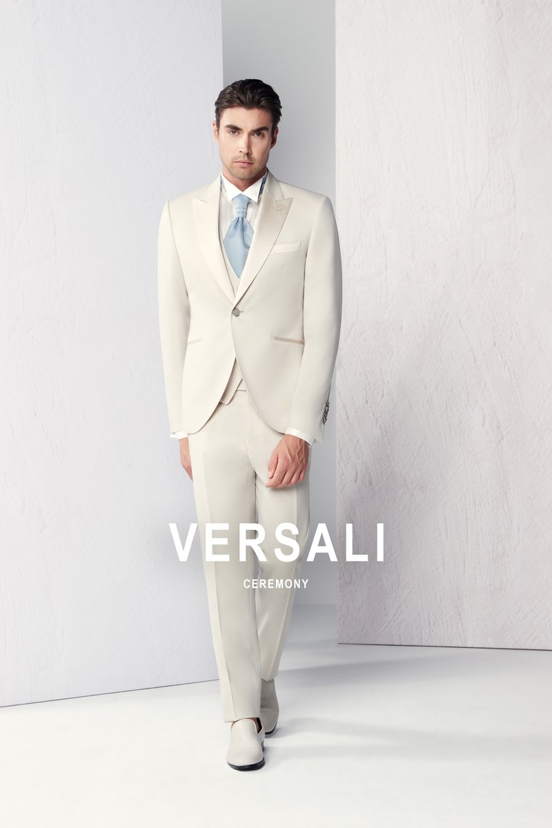 Sposo in abito avorio Andrea Versali con plastron azzurro