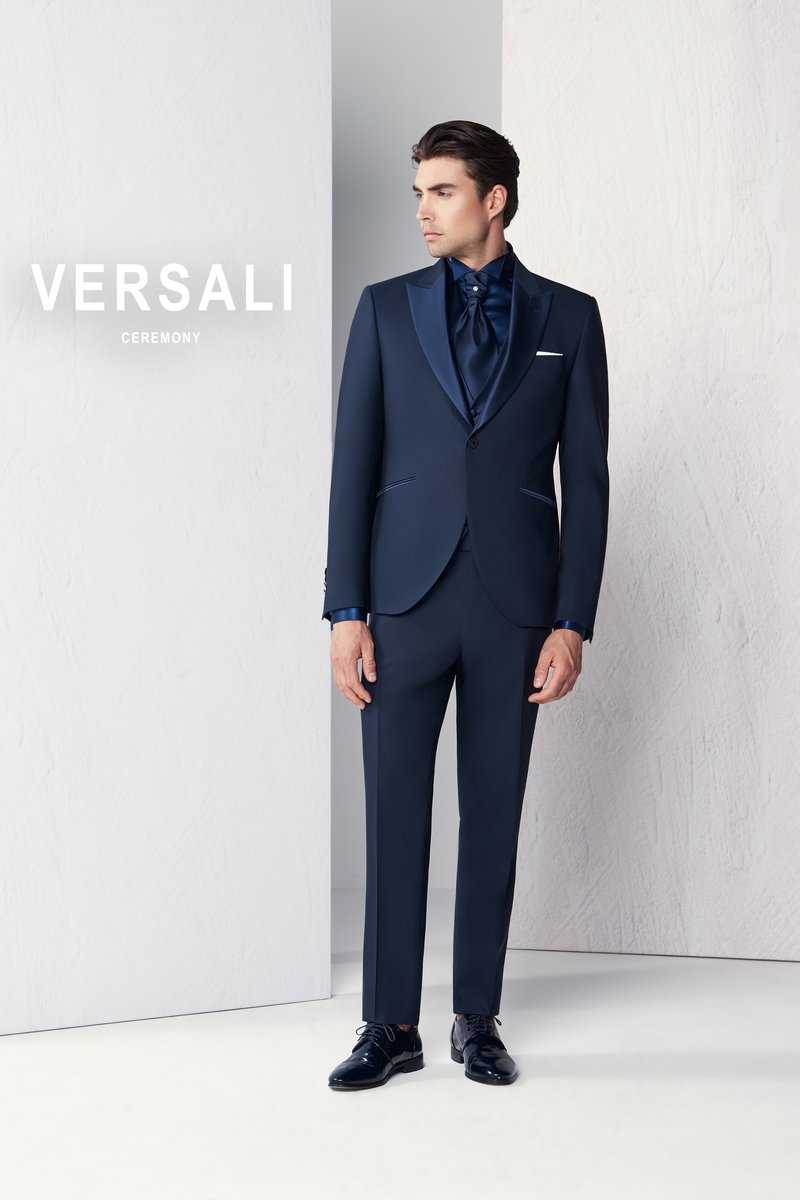 Sposo in abito blu Andrea Versali con revers in raso e camicia blu