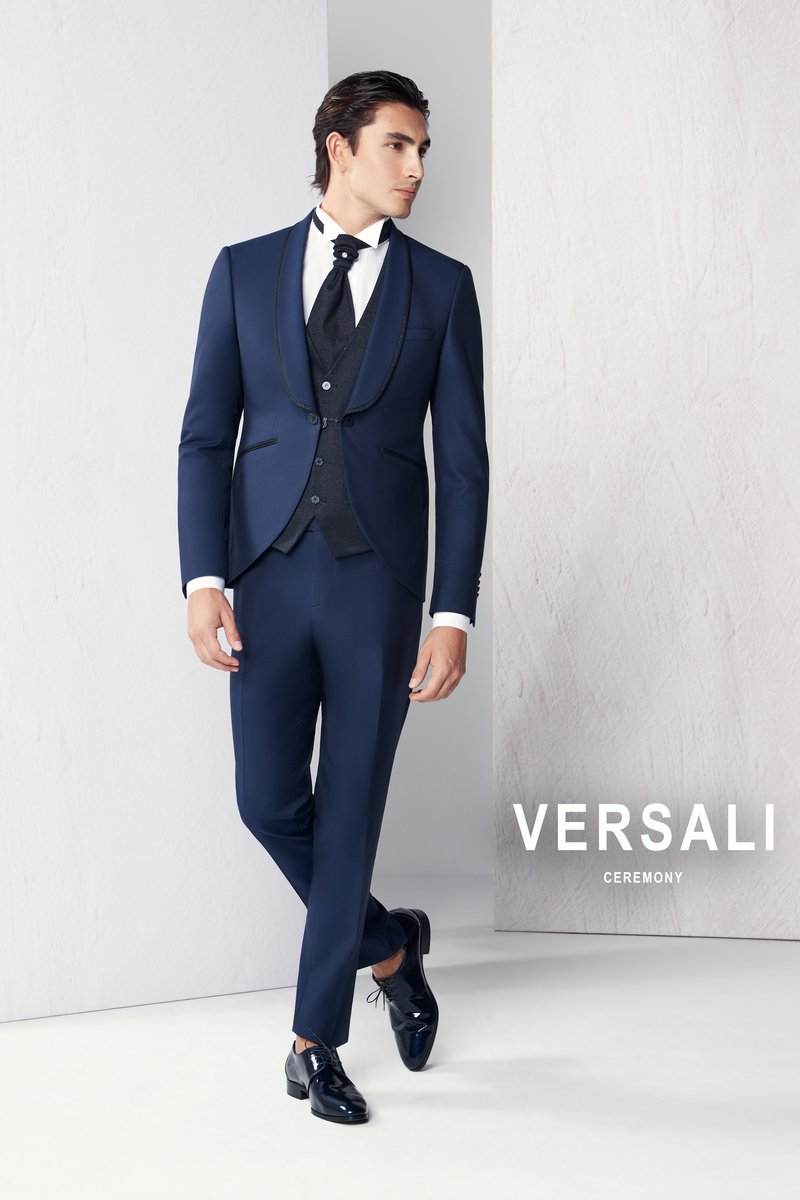 Sposo in abito blu Andrea Versali con revers a scialle profilati, gilet e plastron grigio antracite