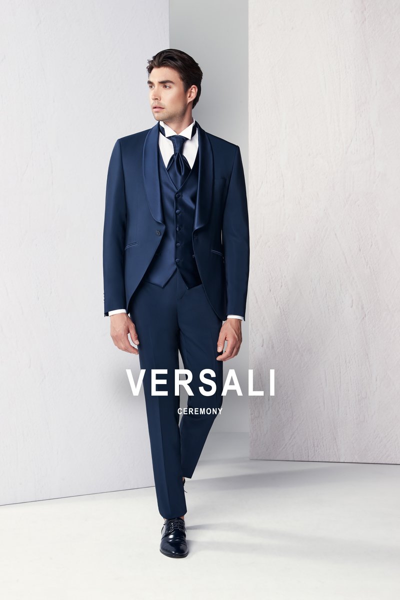 Sposo in abito tre pezzi blu Andrea Versali con revers a scialle e plastron