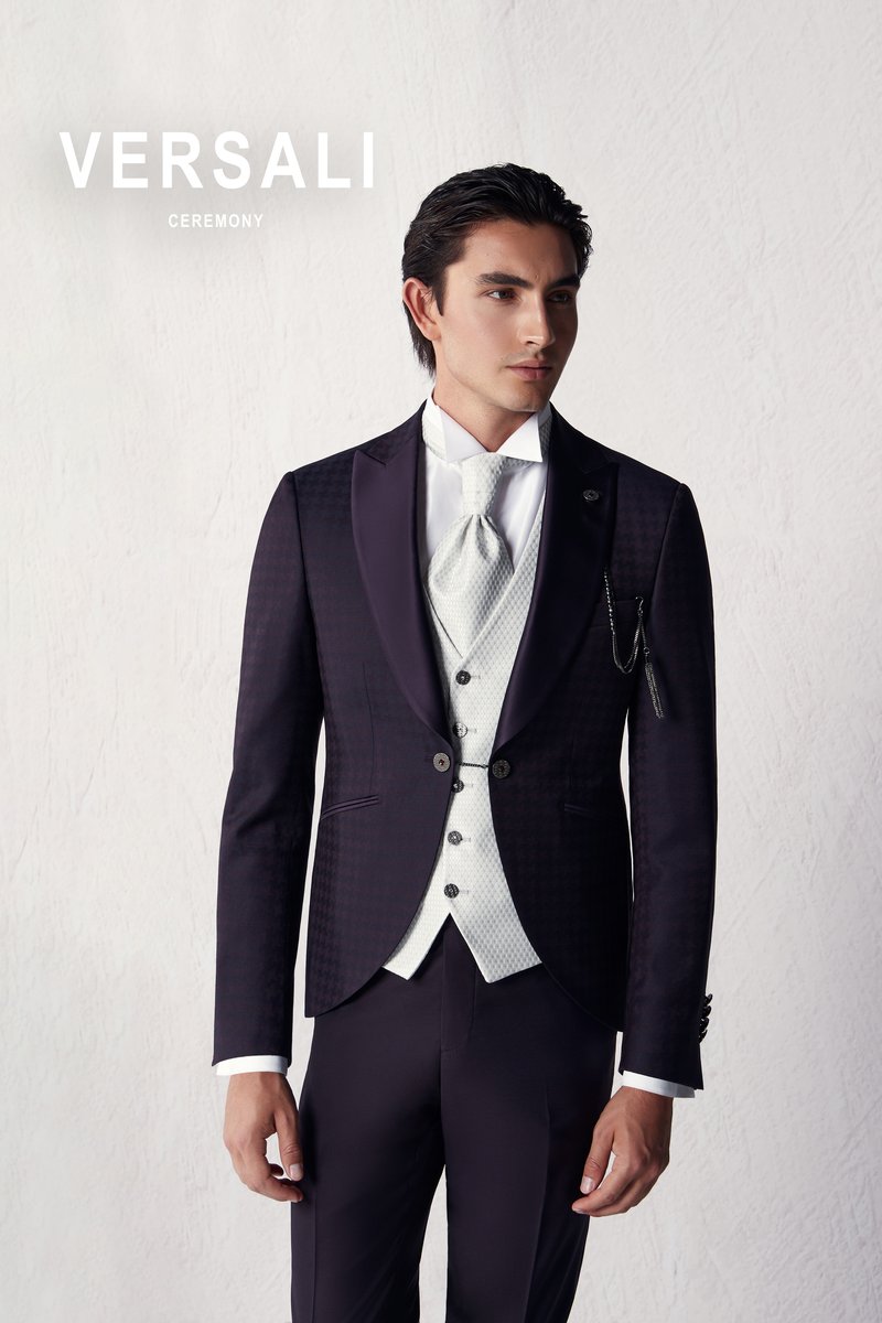 Sposo in abito prugna Andrea Versali con gilet e plastron grigio perla