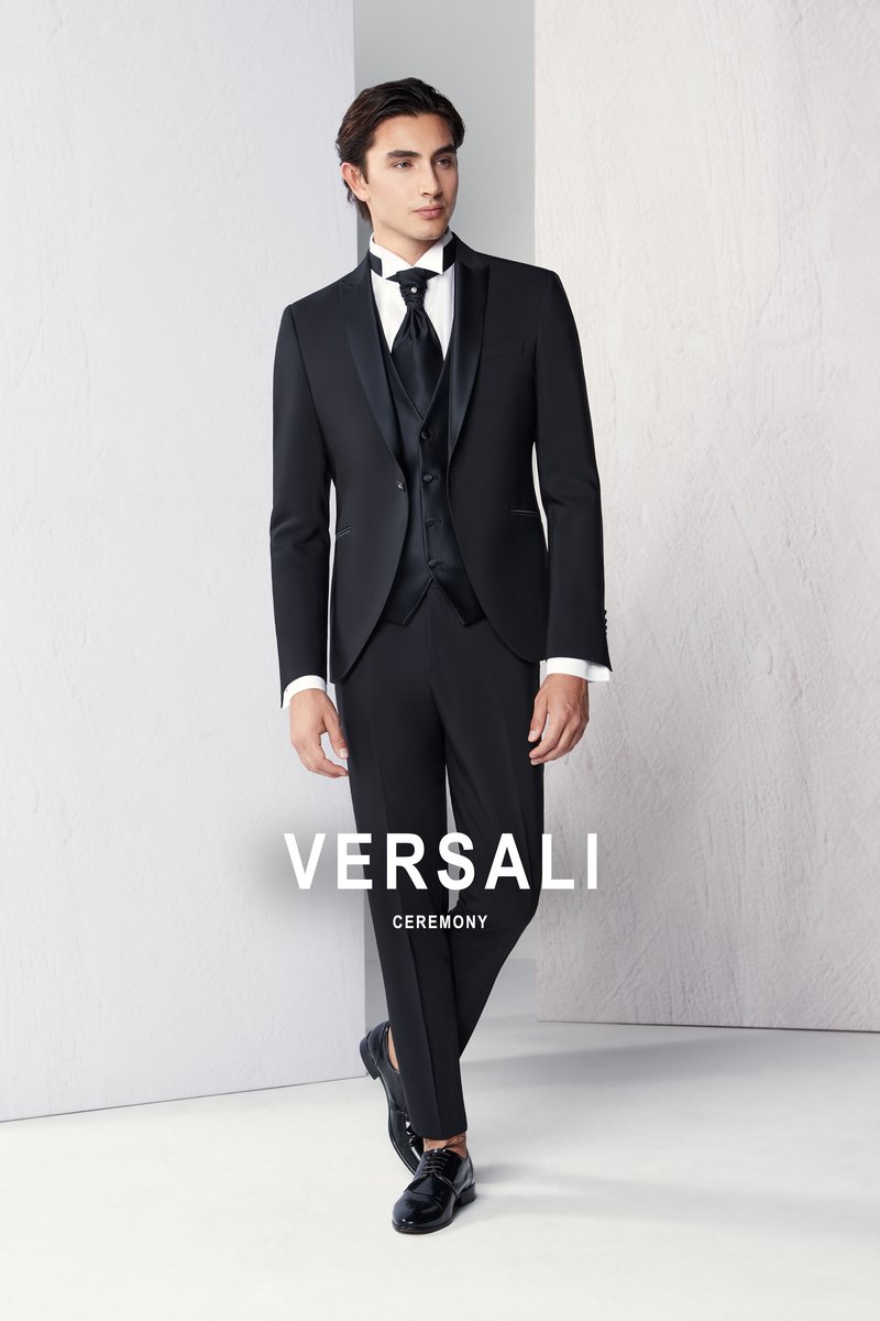 Sposo in abito tre pezzi nero Andrea Versali con revers in raso e plastron