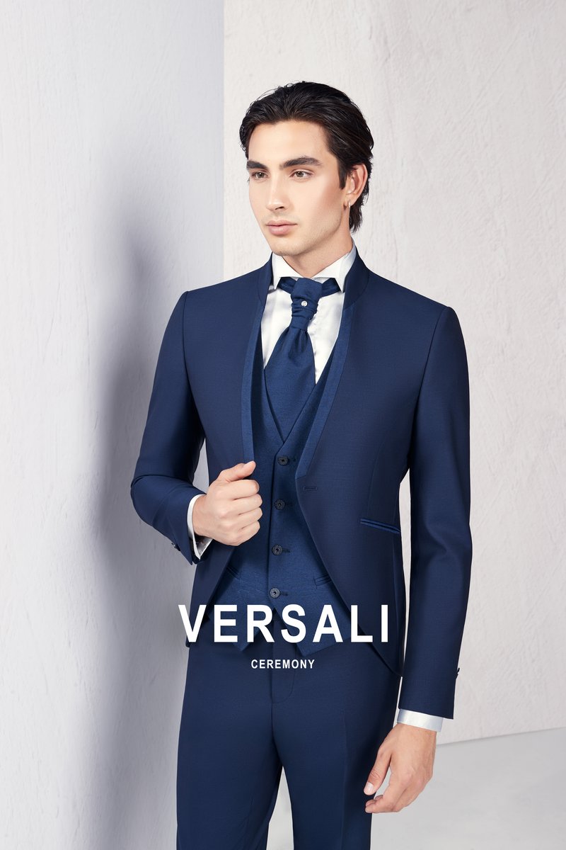 Sposo in abito tre pezzi blu royal Andrea Versali con collo alla coreana profilato e plastron coordinato