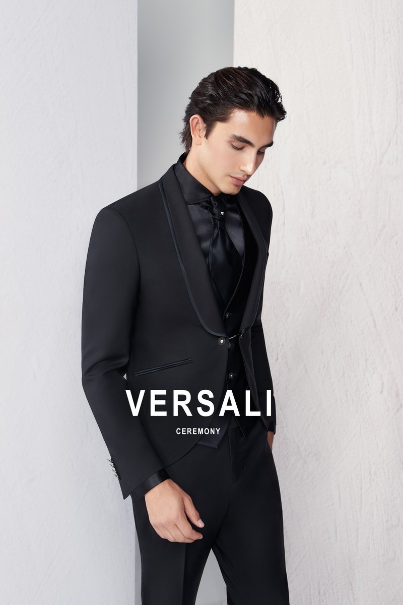 Sposo in abito nero Andrea Versali con revers a scialle e camicia nera