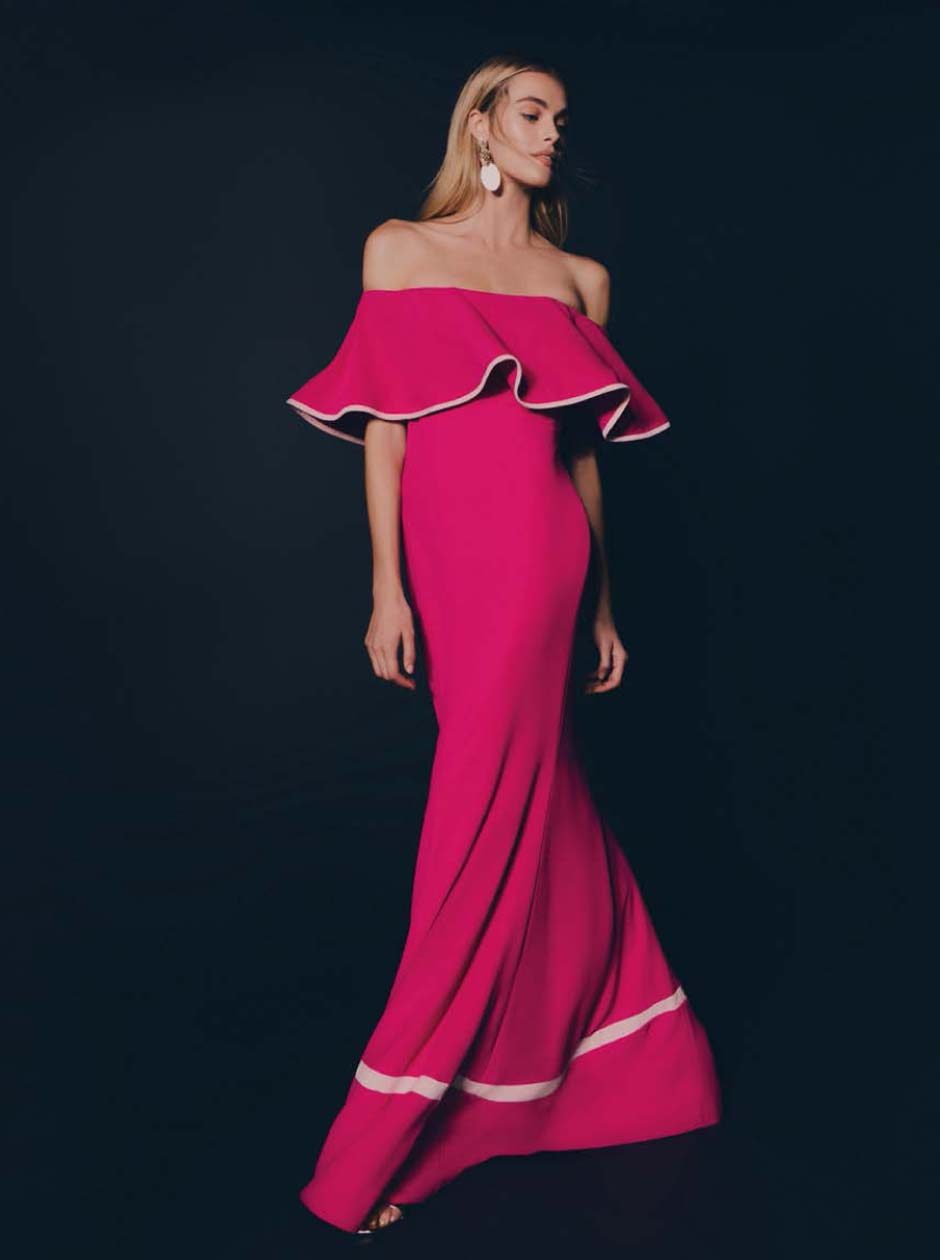 Abito da cerimonia Pronovias fucsia con volant sulle spalle scoperte