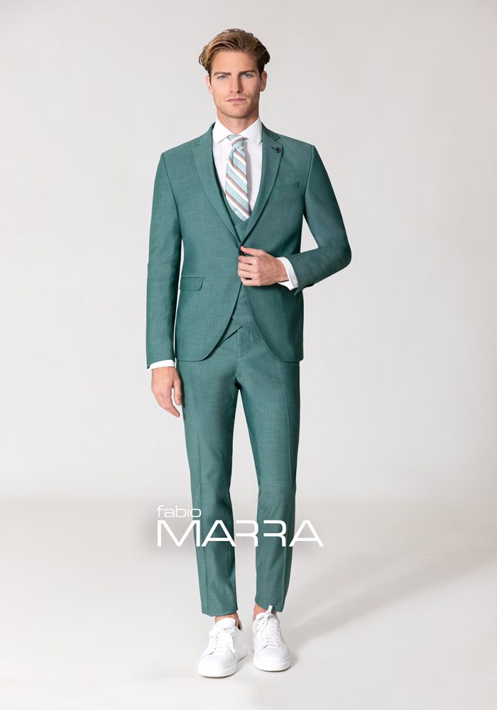 Abito Fabio Marra verde salvia con gilet, portato con sneaker bianche