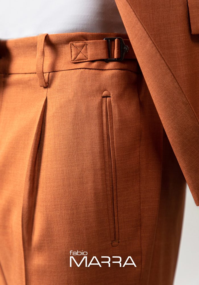 Dettaglio del pantalone Fabio Marra ruggine con pince e cinturino laterale