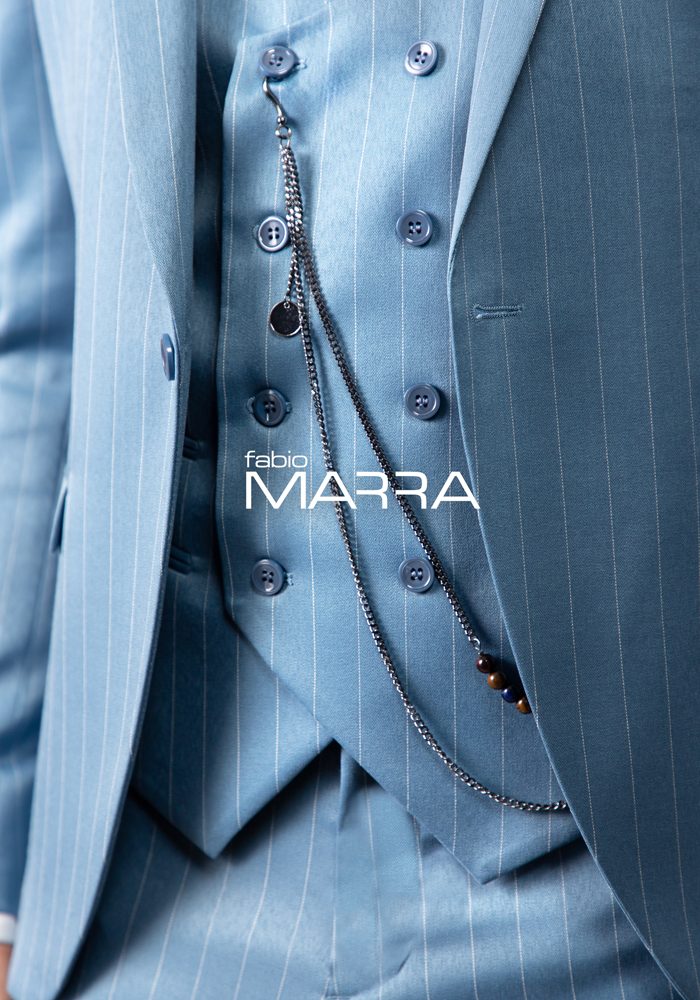 Dettaglio del gilet gessato azzurro con catena, Fabio Marra