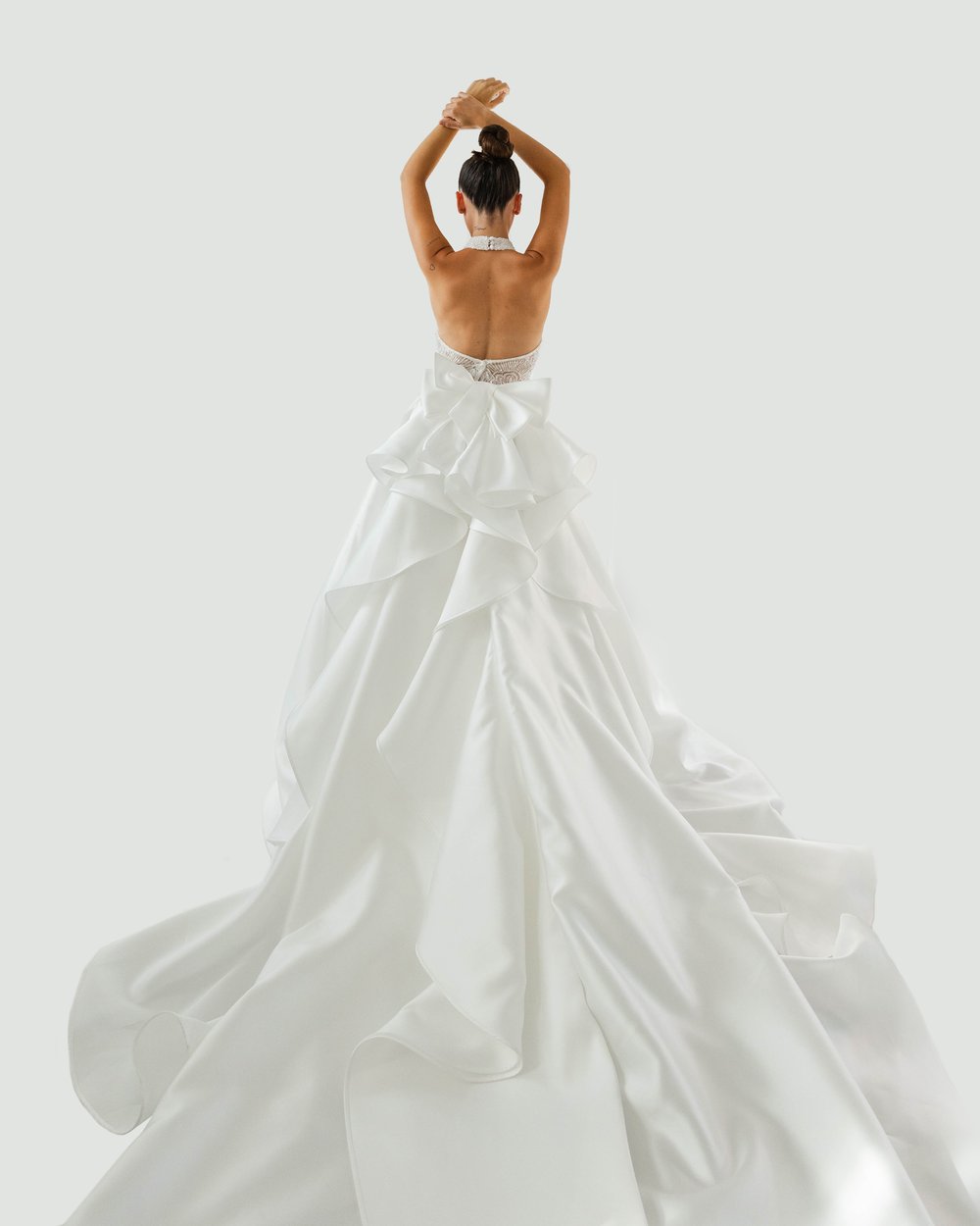 Abito da sposa su misura visto di spalle, con lo strascico